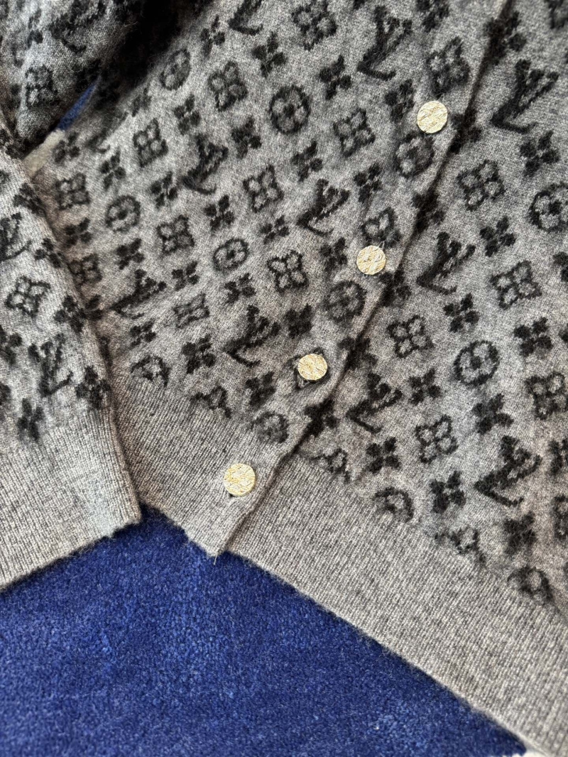 l0vis Vvtt0n sweaters